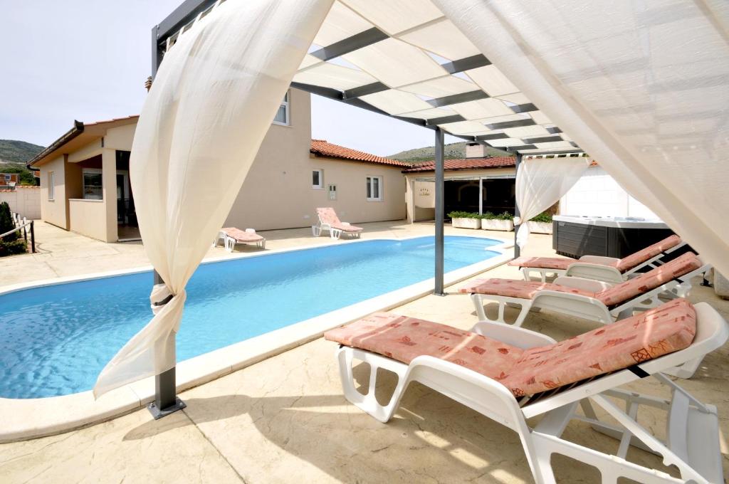 Bazén v ubytování Luxury villa with a swimming pool Plano, Trogir - 18490 nebo v jeho okolí