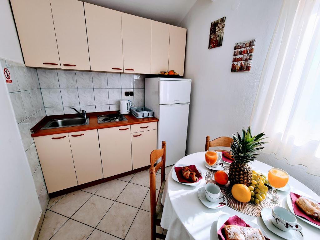Fotografia z galérie ubytovania Apartments by the sea Slatine, Ciovo - 18481 v Slatine