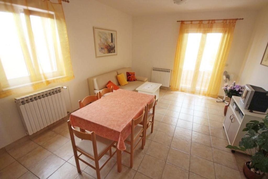 Zdjęcie z galerii obiektu Apartments by the sea Vir - 18514 w mieście Vir