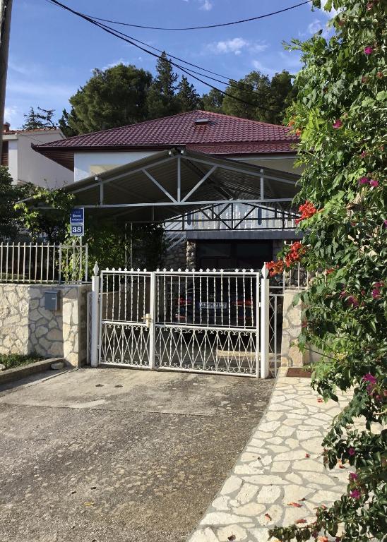 biała brama przed domem w obiekcie Apartments with a parking space Starigrad, Paklenica - 18492 w mieście Starigrad-Paklenica