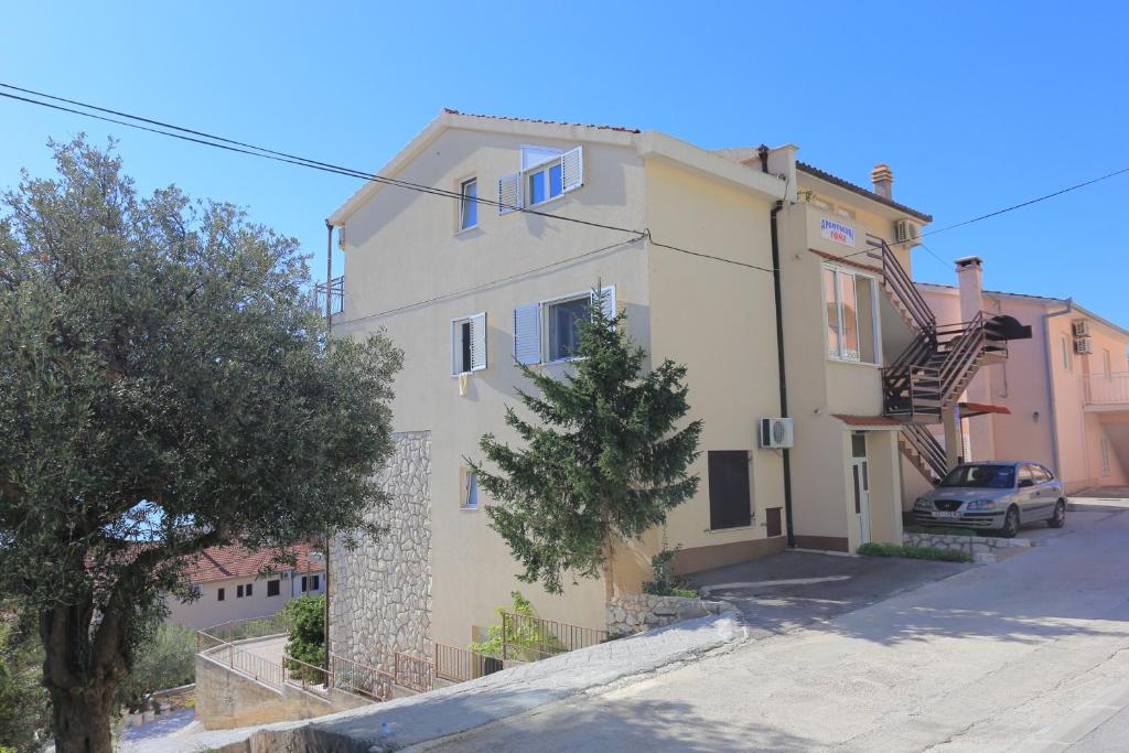 Fotografie z fotogalerie ubytování Apartments by the sea Seget Donji, Trogir - 18488 v Trogiru