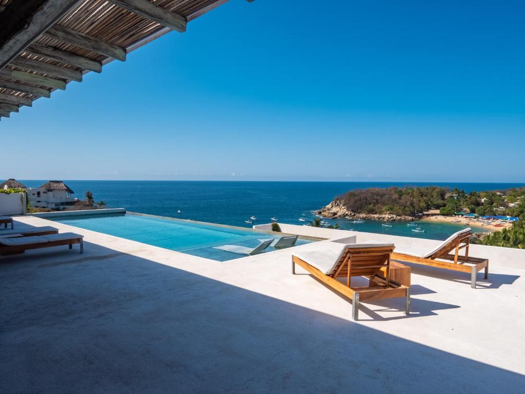 Cette villa dispose d'une piscine et offre une vue sur l'océan. dans l'établissement Casa Cascada - Adults Only, à Puerto Escondido