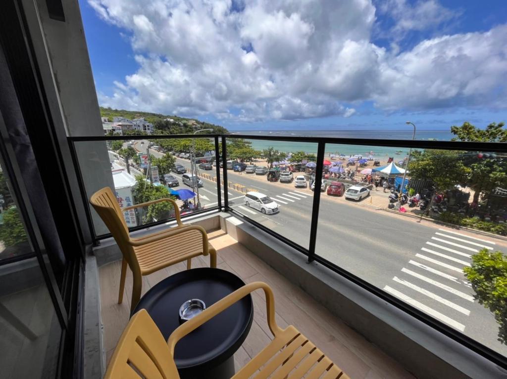 a balcony with chairs and a view of a street at Okkar Inn in Nanwan