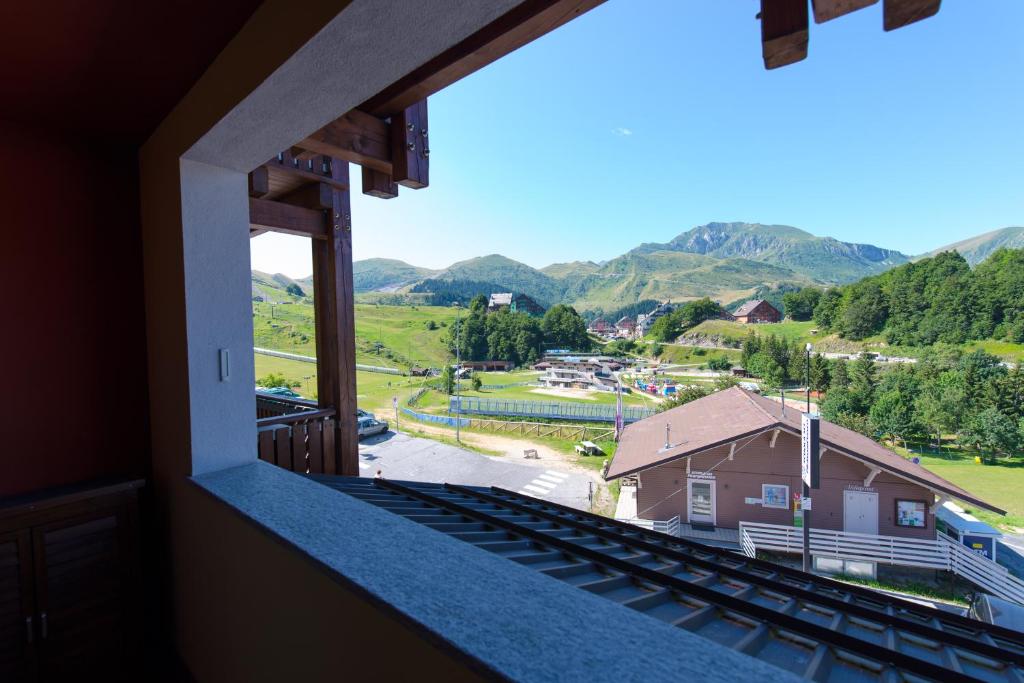 widok na góry z okna domu w obiekcie Capanna w mieście Prato Nevoso