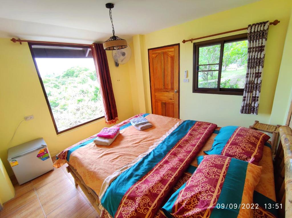 Ein Bett oder Betten in einem Zimmer der Unterkunft Sairee View Resort