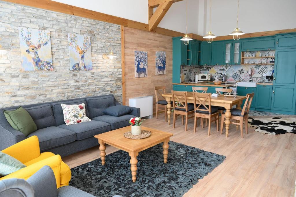 uma sala de estar com um sofá e uma mesa em Villa Raphael near the Bansko Ski Resort em Razlog