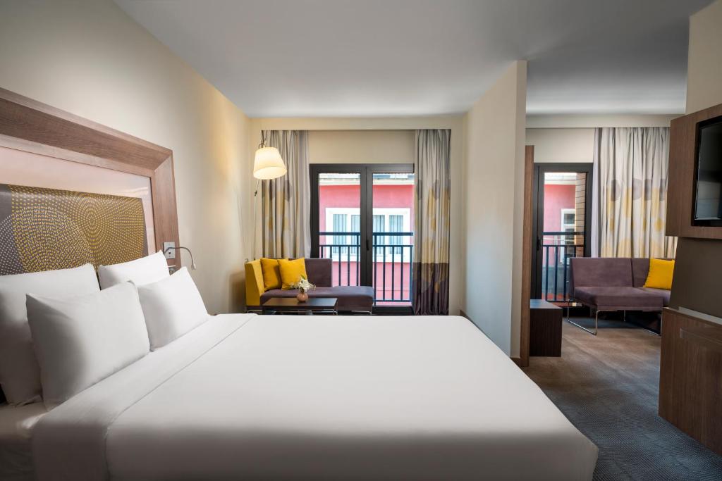 Novotel Istanbul Bosphorus Hotel - Junior Executive Suite With One Queen Bed And Sofabed