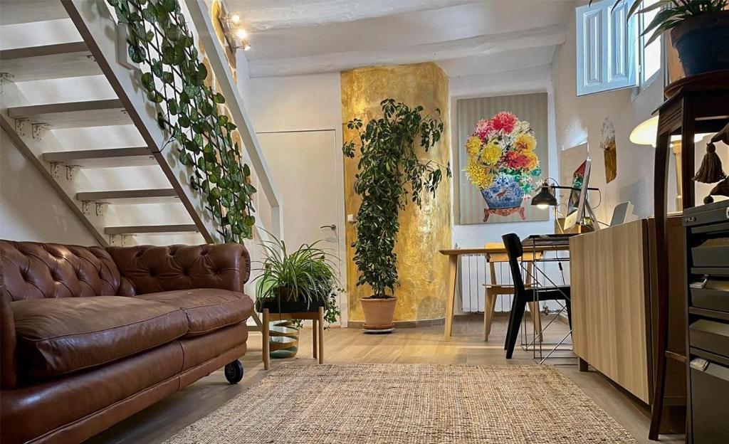 a living room with a couch and a staircase at Apartamento Romanov in Inogés