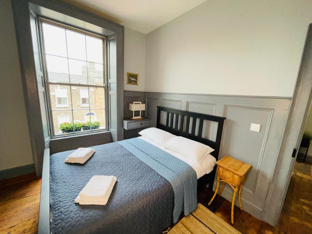 una camera da letto con un letto e due asciugamani di Old Dublin ‘Four sisters’ a Dublino