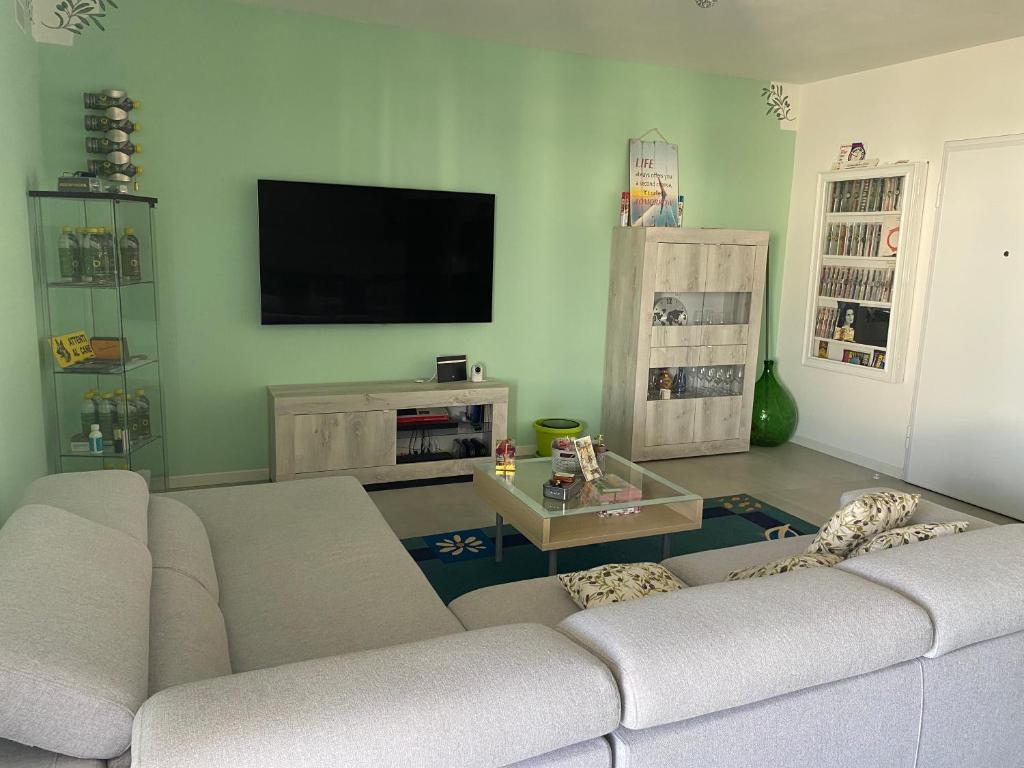 Dream House في ليمينا: غرفة معيشة مع أريكة وتلفزيون بشاشة مسطحة
