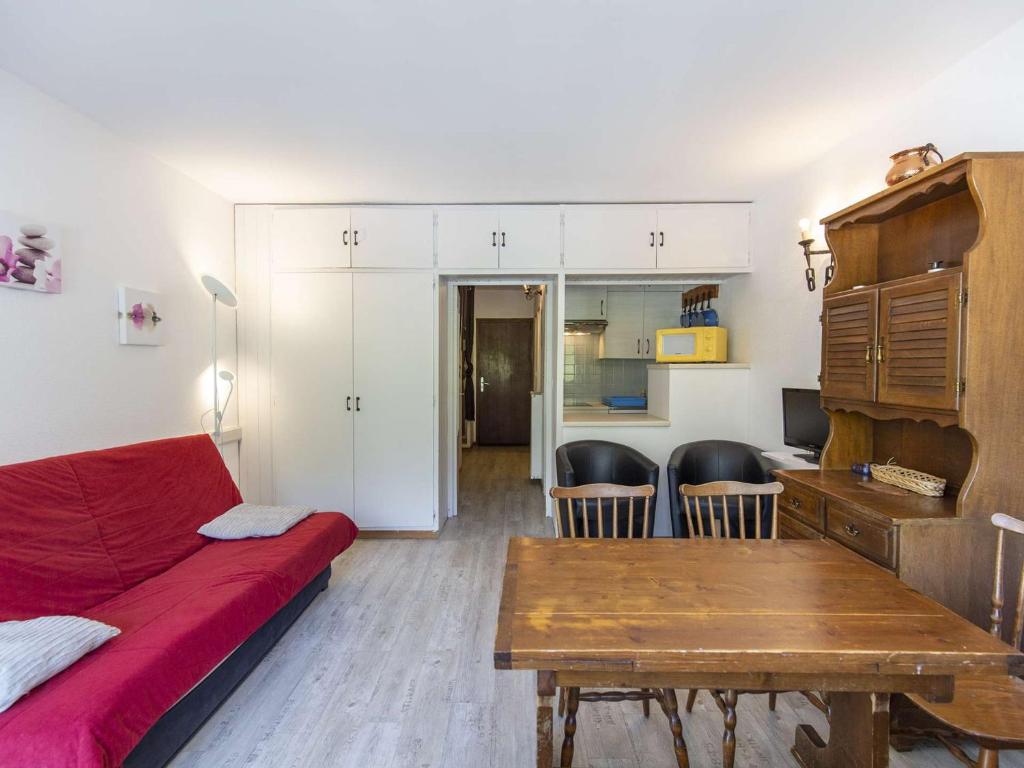 ein Wohnzimmer mit einem Sofa und einem Tisch in der Unterkunft Studio Gourette, 1 pièce, 6 personnes - FR-1-400-54 in Gourette
