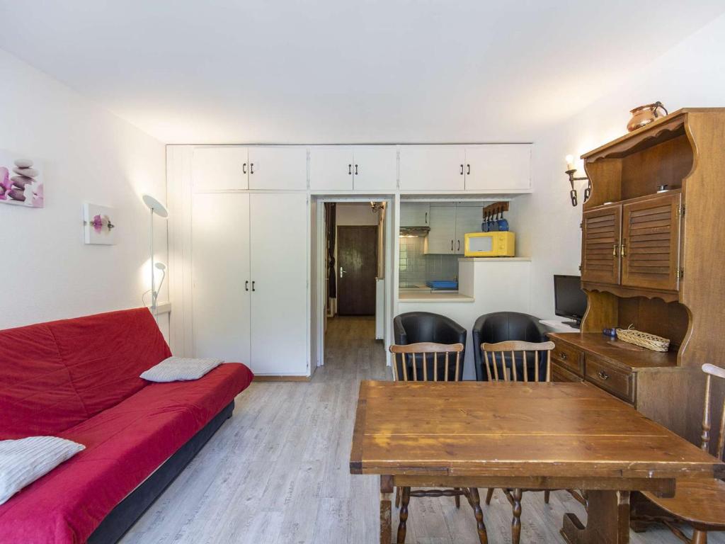 a living room with a couch and a table at Joli studio 6 personnes au pied des pistes - FR-1-400-54 in Gourette