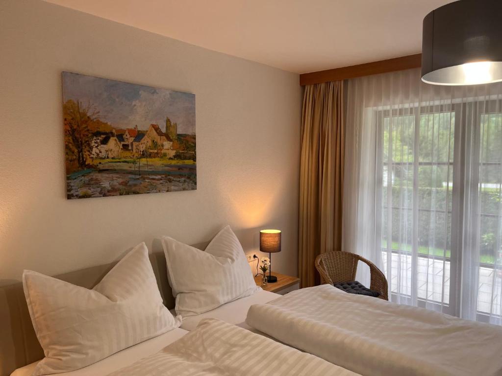 pokój hotelowy z łóżkiem i oknem w obiekcie Apartment Ploner w mieście Ainet