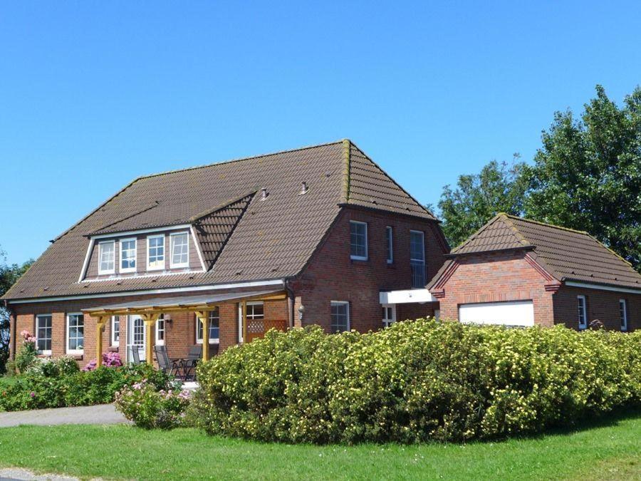 una gran casa de ladrillo con techo marrón en Hus-Pellworm-2-Ferienwohnung-Meereswelle en Pellworm