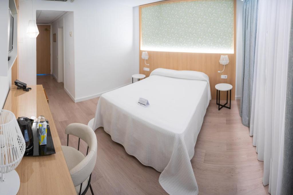 Postel nebo postele na pokoji v ubytování Sercotel Carlos III
