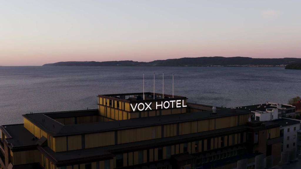 vista su un cartello di un hotel vox in cima a un edificio di Vox Hotel a Jönköping