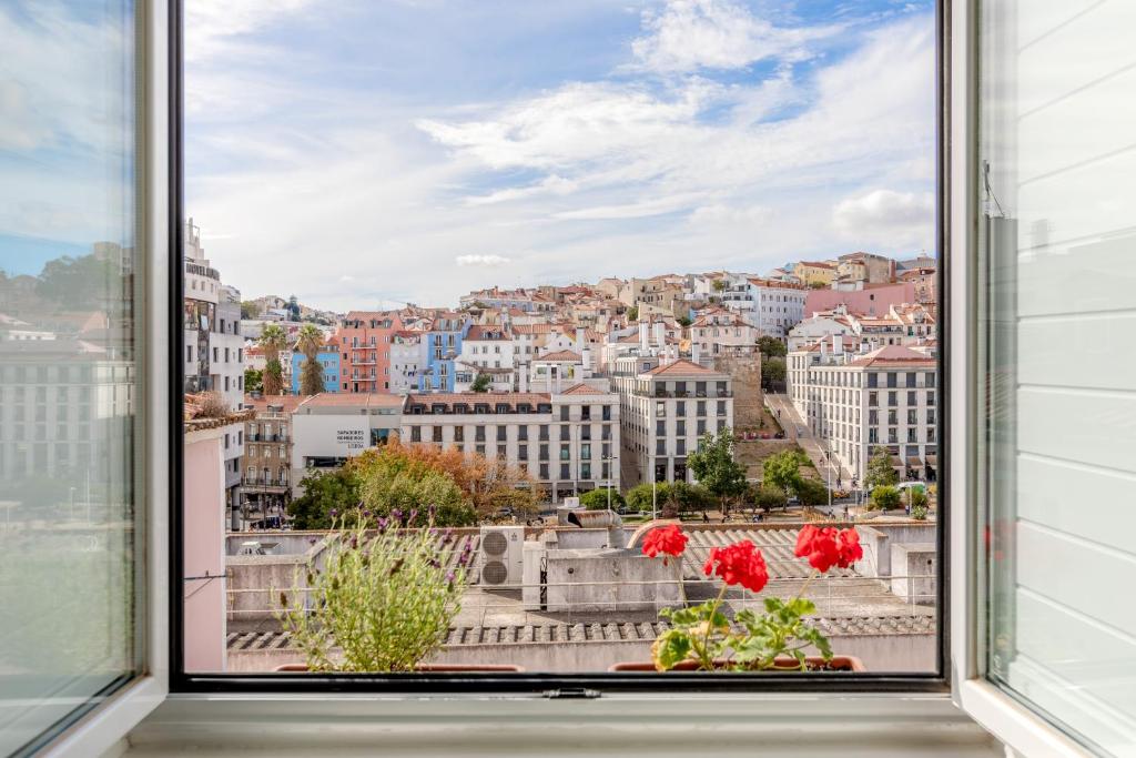 una finestra con vista sulla città di Mouraria Center Lisbon a Lisbona