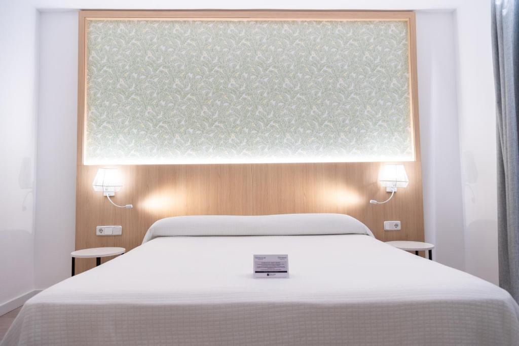 Postel nebo postele na pokoji v ubytování Sercotel Carlos III