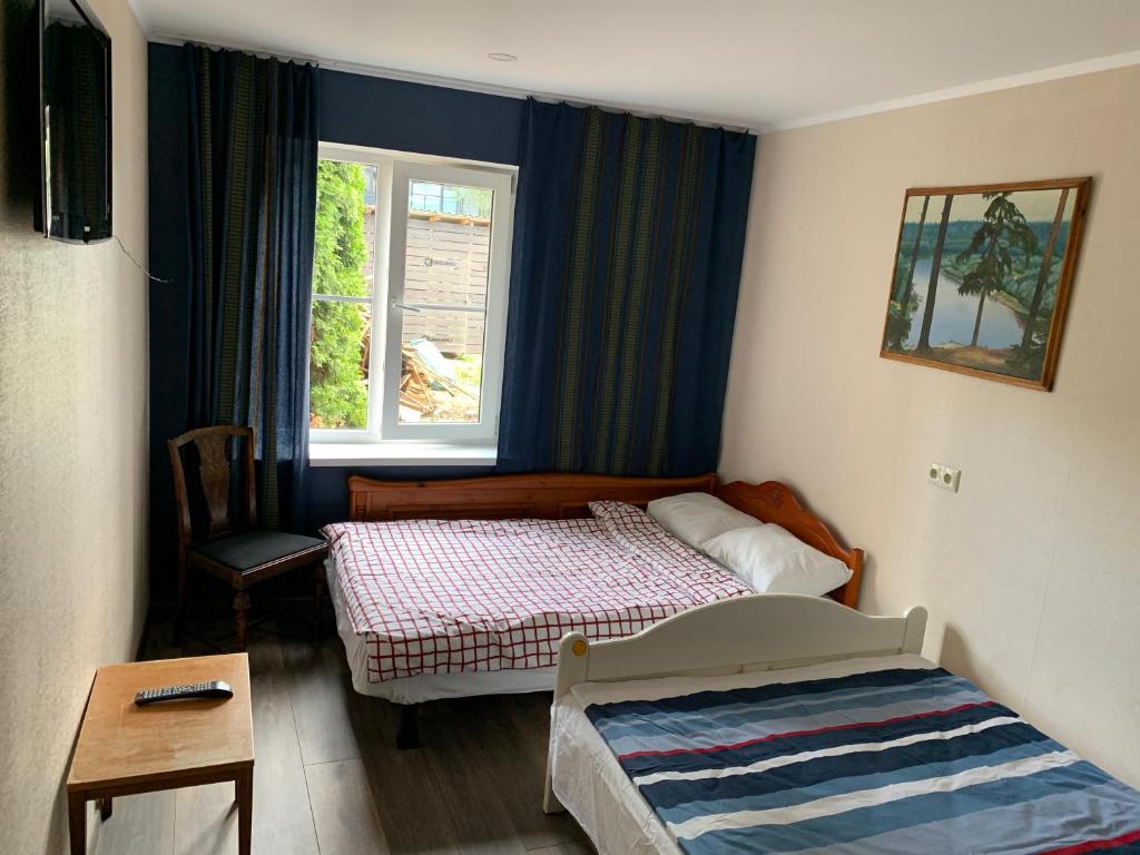 Habitación pequeña con 2 camas y ventana en Delta 10- two big beds, en Tartu