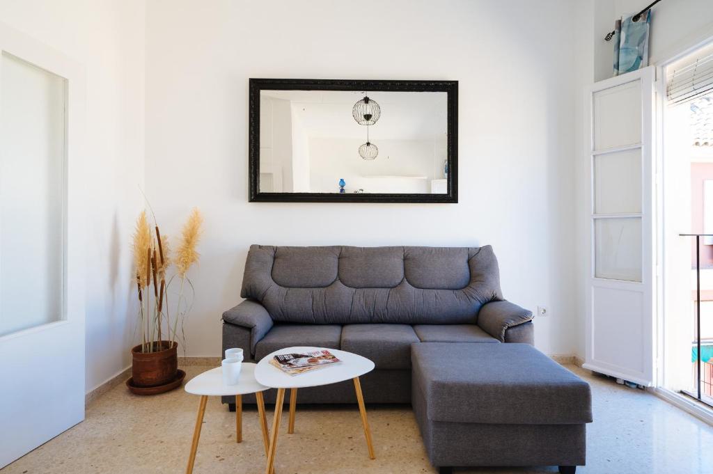 sala de estar con sofá y mesa en Sevillano apto en Centro cerca de Santa Justa, en Sevilla