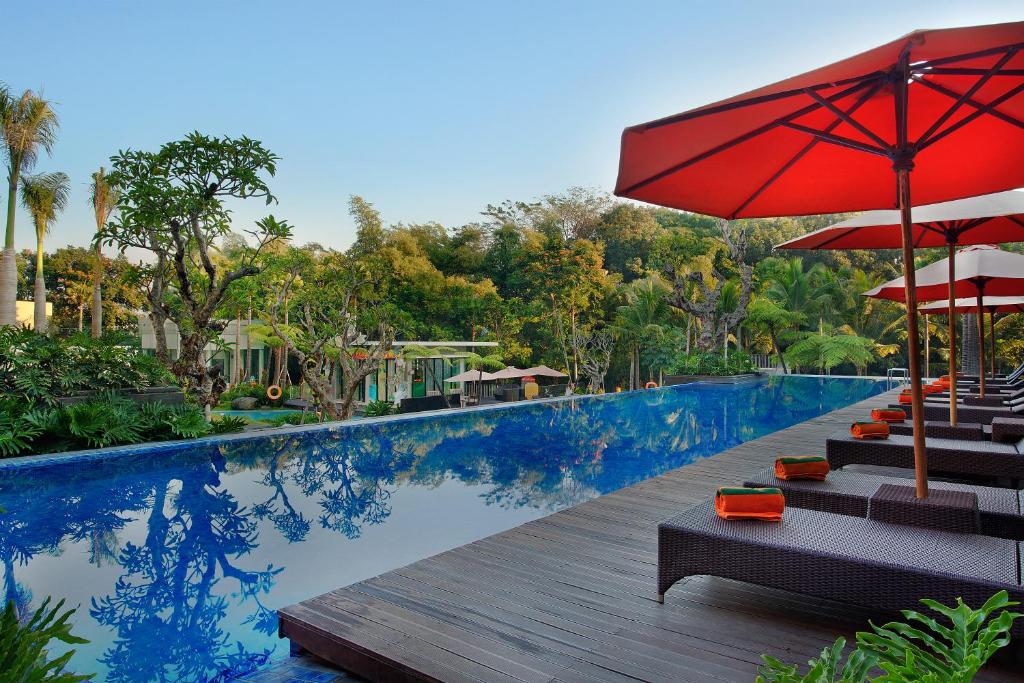 Der Swimmingpool an oder in der Nähe von HARRIS Hotel & Conventions Malang