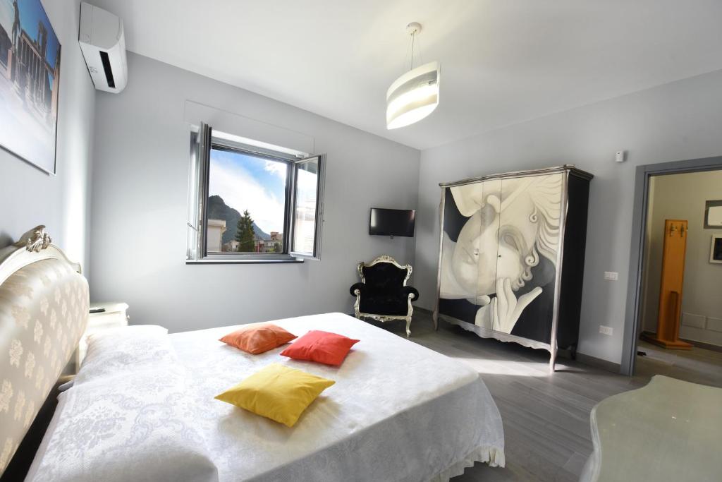1 dormitorio con 1 cama con 2 almohadas en Villa Ida - Free private Parking en Sarno