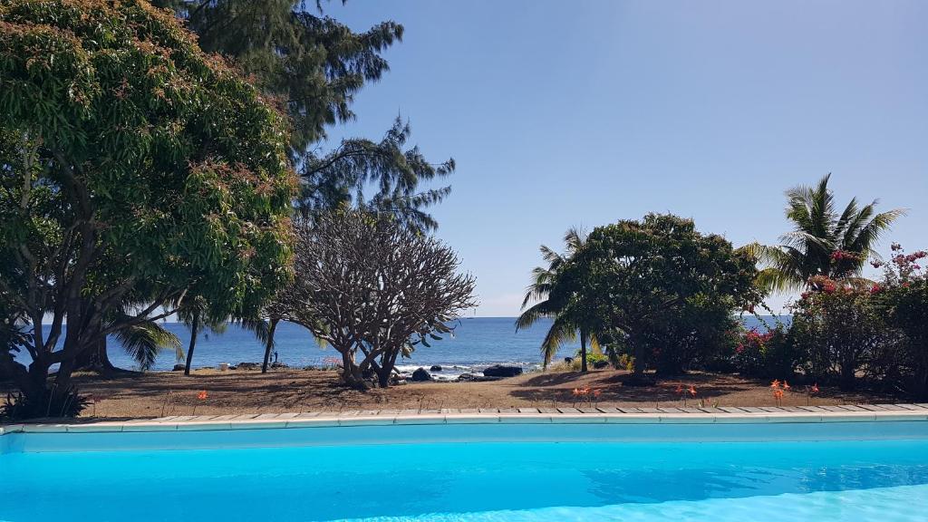 een zwembad met uitzicht op de oceaan bij Villa Osiris in Flic-en-Flac