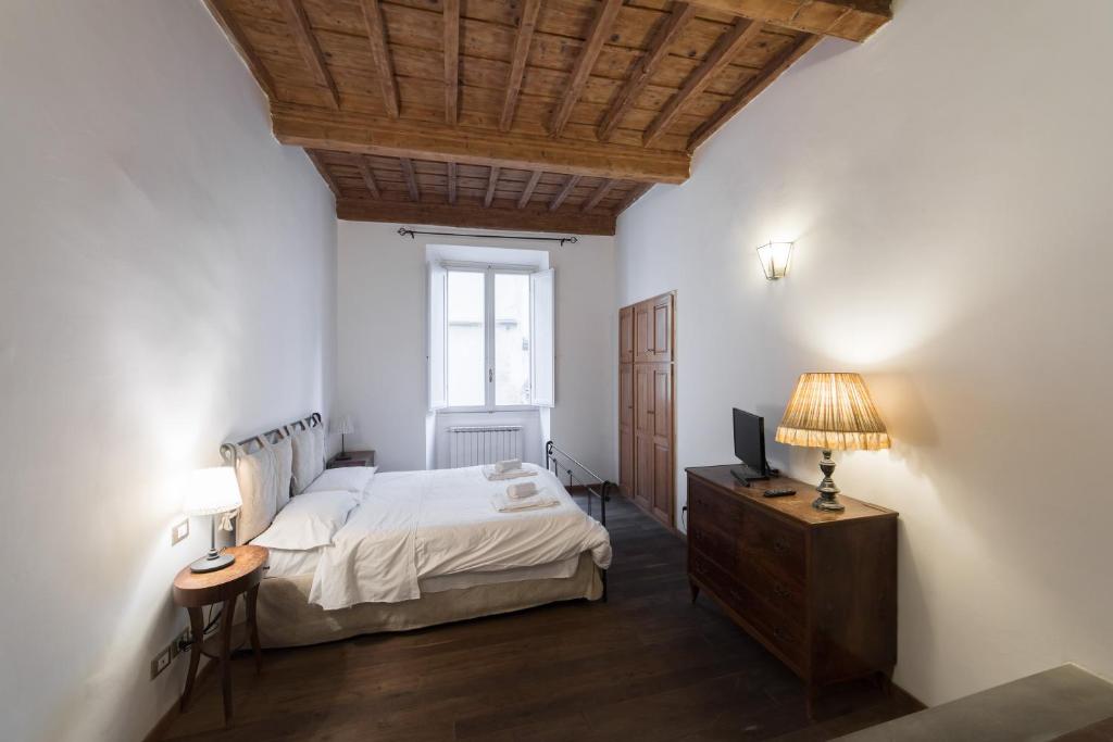 A bed or beds in a room at Bilo in Piazza della Passera, Florence