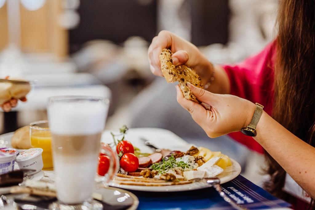 Jedlo v apartmánovom hoteli alebo blízkom okolí
