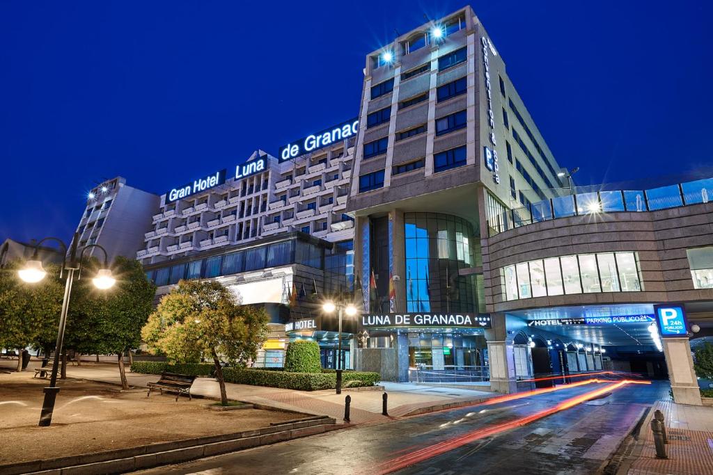 een gebouw met 's nachts een straat ervoor bij Gran Hotel Luna de Granada in Granada