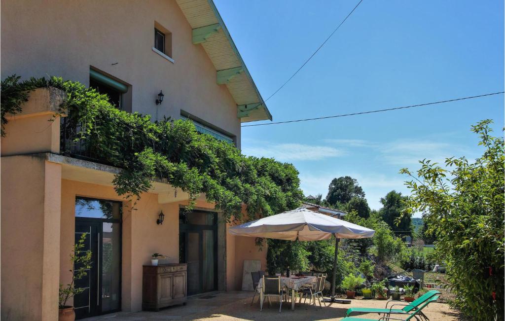 une terrasse avec un parasol, une table et des chaises dans l'établissement Amazing Apartment In St Romans With Kitchenette, 