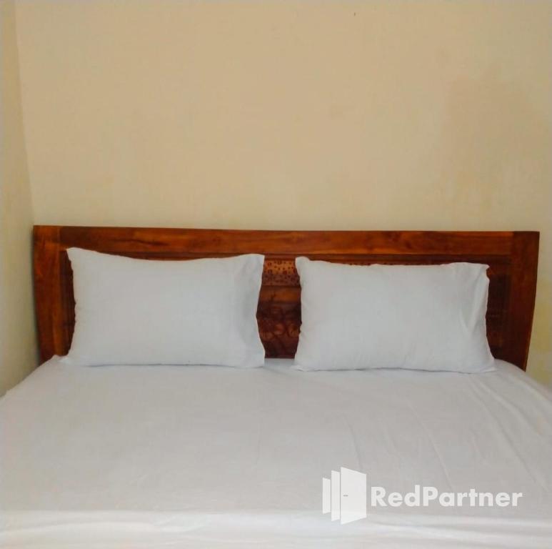 Postel nebo postele na pokoji v ubytování Navisha Guest House Syariah near Exit Tol Batang RedPartner