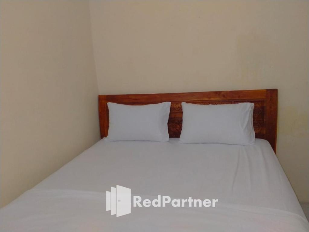 Postel nebo postele na pokoji v ubytování Navisha Guest House Syariah near Exit Tol Batang RedPartner