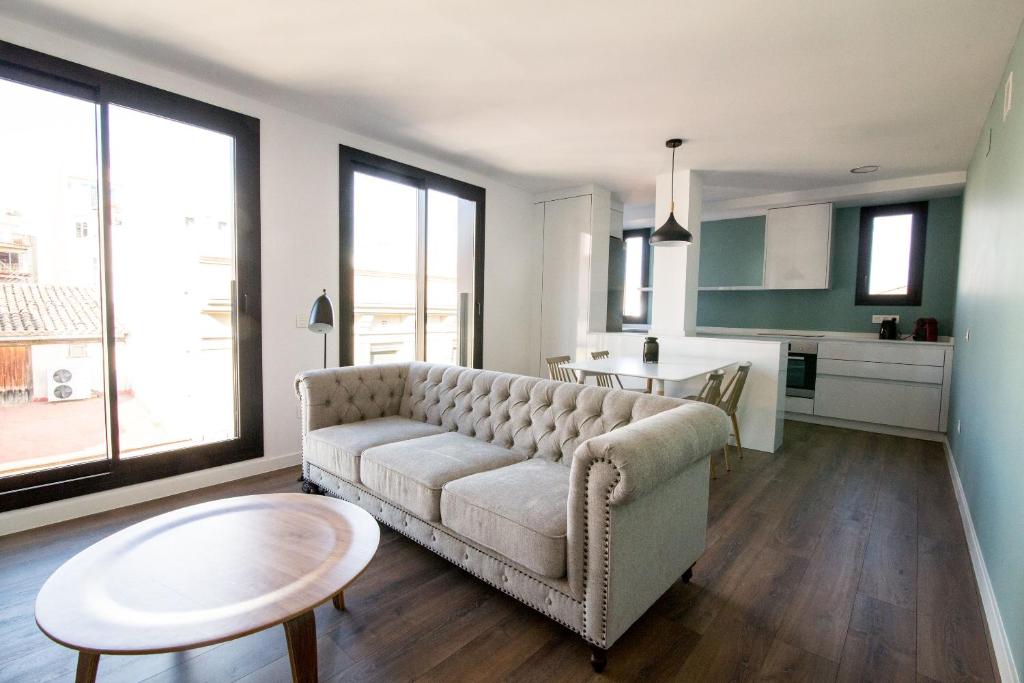 salon z kanapą i stołem w obiekcie 4-2 Apartamento de diseño en el centro de Reus w mieście Reus