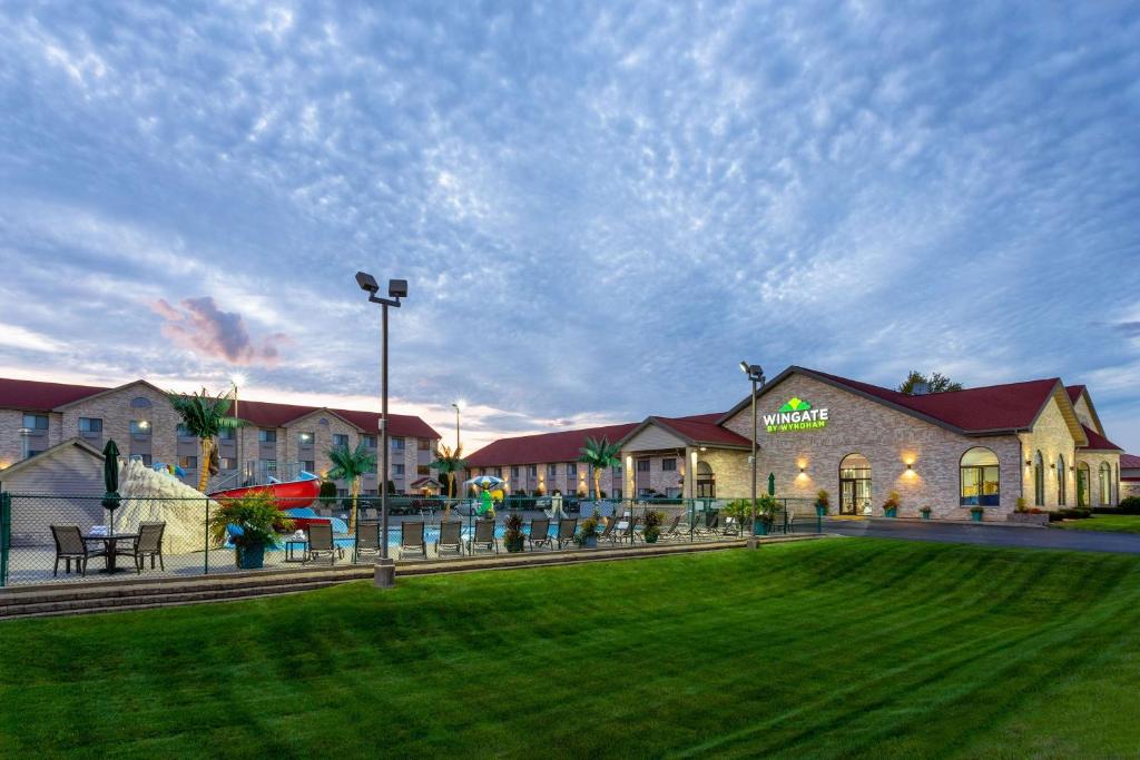 a resort with a lawn in front of a building at Wingate by Wyndham Wisconsin Dells Waterpark in Wisconsin Dells