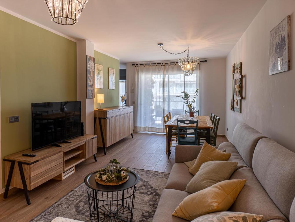 een woonkamer met een bank en een tv bij Calm Home La Tejita in Granadilla de Abona