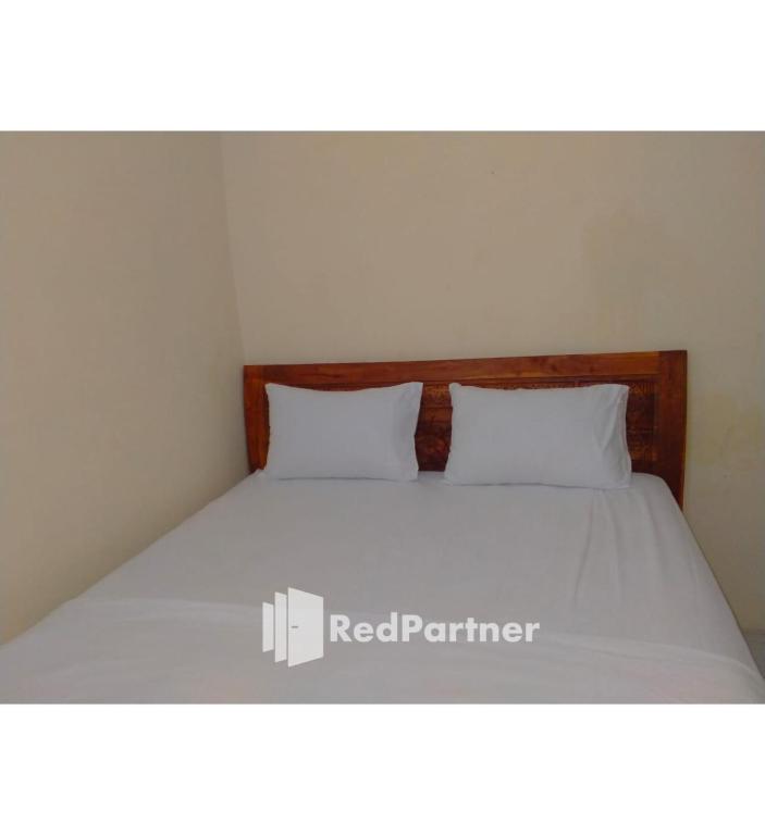 Postel nebo postele na pokoji v ubytování Navisha Guest House Syariah near Exit Tol Batang RedPartner