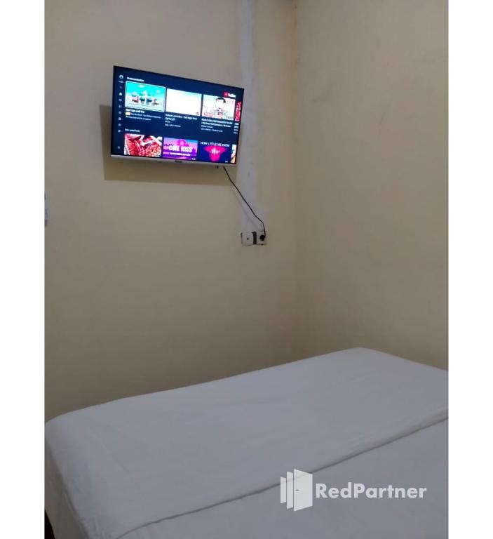 Postel nebo postele na pokoji v ubytování Navisha Guest House Syariah near Exit Tol Batang RedPartner