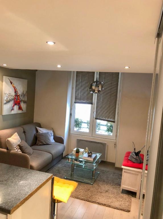 un salon avec un canapé et une table dans l'établissement Appartement BASTILLE/MARAIS Gare Lyon, à Paris