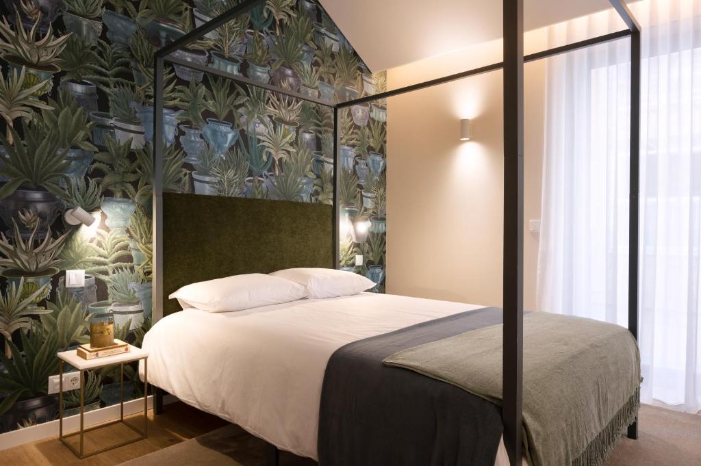 una camera con letto e parete con piante di Cactus Apartment, by Bolhão Residences a Porto