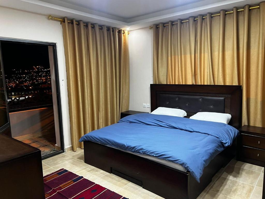 Postel nebo postele na pokoji v ubytování Amro Petra Apartment