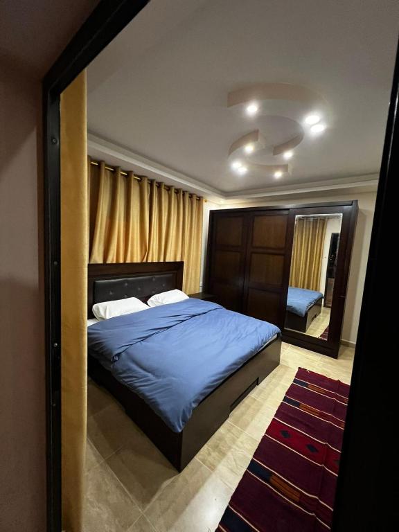 Postel nebo postele na pokoji v ubytování Amro Petra Apartment