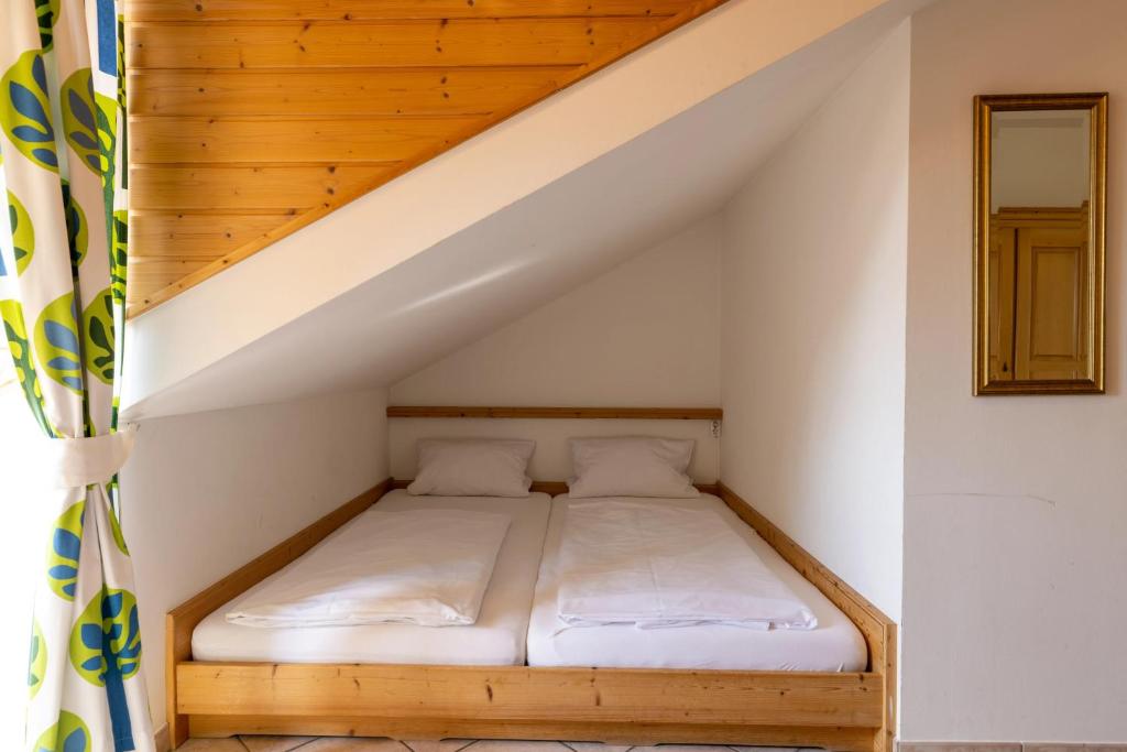 Postel nebo postele na pokoji v ubytování Gästehaus Guggenberger