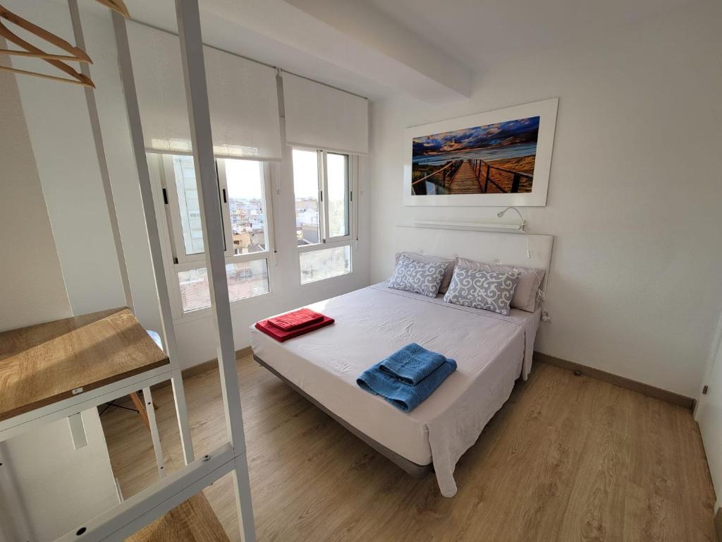 1 dormitorio con 1 cama con 2 toallas en ÁTICO octava planta cerca de Murcia con vistas a la sierra., en Alcantarilla