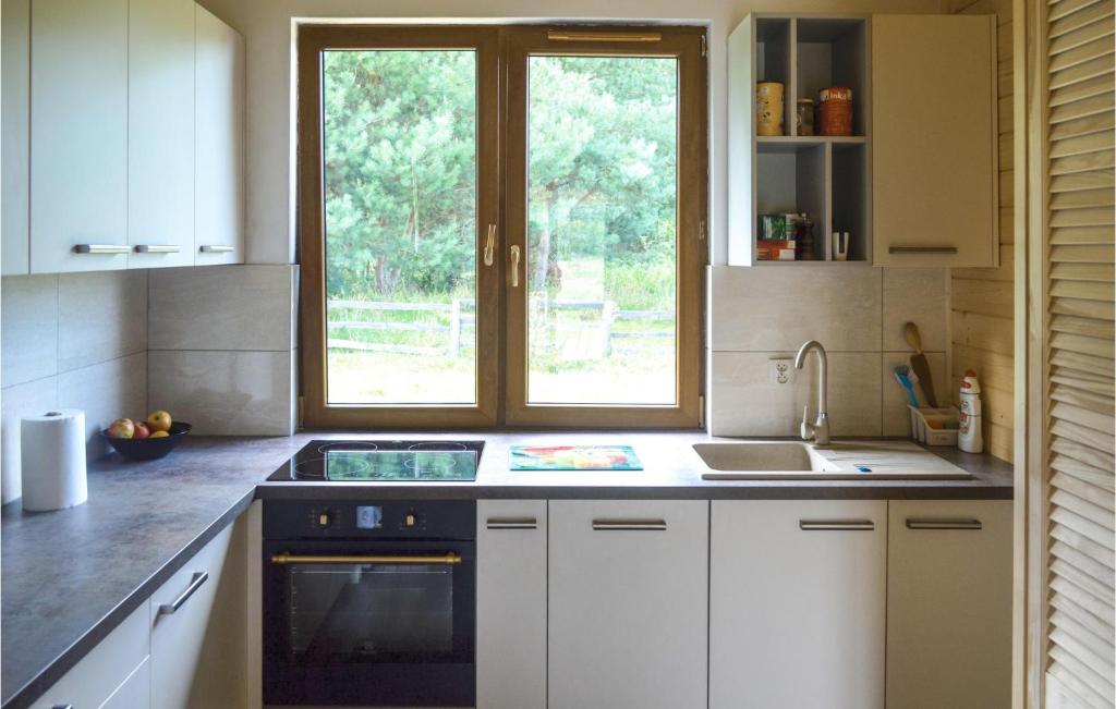 Kuchyňa alebo kuchynka v ubytovaní Cozy Home In Kolczewo With Kitchen