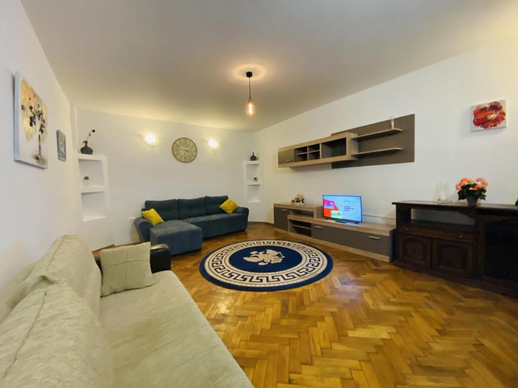 uma sala de estar com um sofá e um piano em Apartment Werkstatt Castelului em Braşov