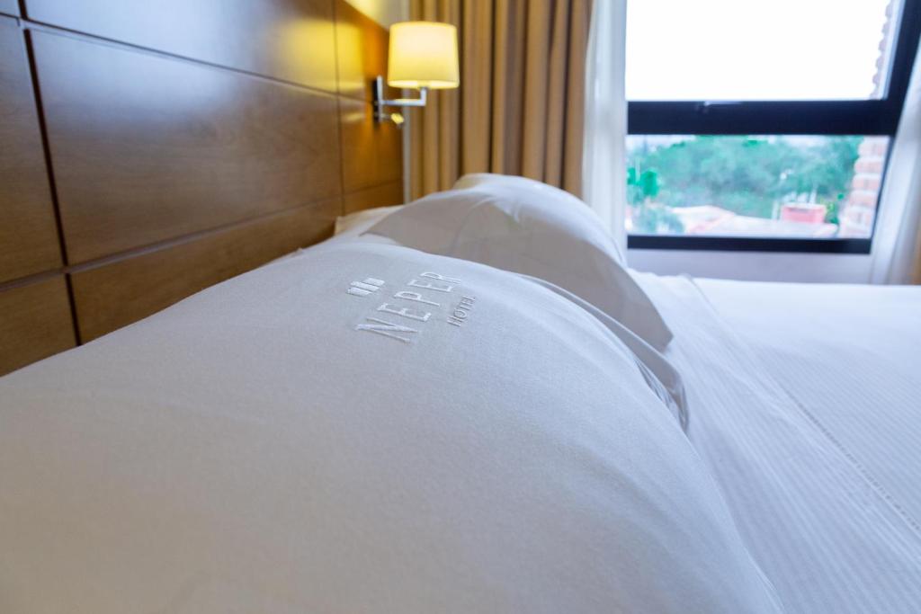 Postel nebo postele na pokoji v ubytování Neper Hotel