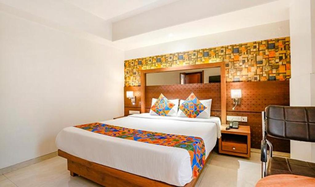 Un pat sau paturi într-o cameră la SriKrishna Paradise Hotel Thane Navi Mumbai
