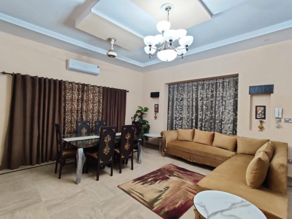 Furnished Home Upper Portion - Housity