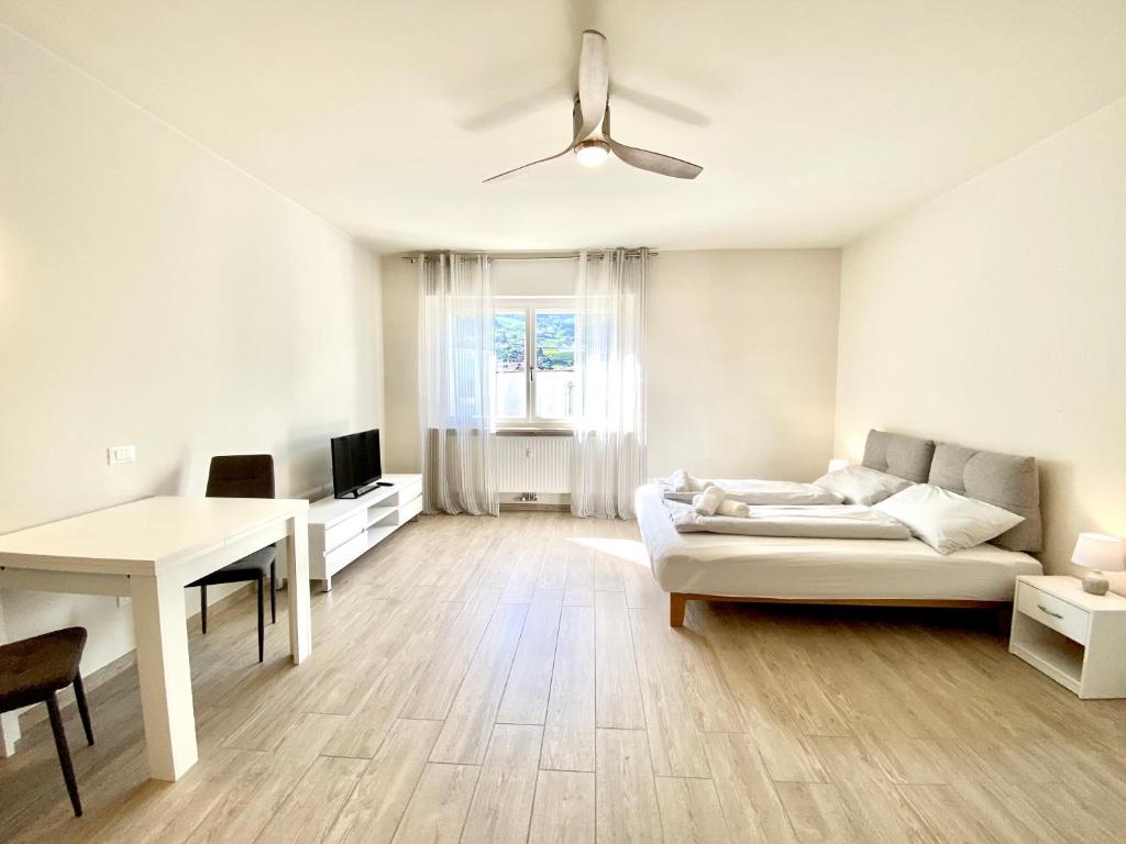 Bright studio apartment with free private parking - Appartement D'une Chambre